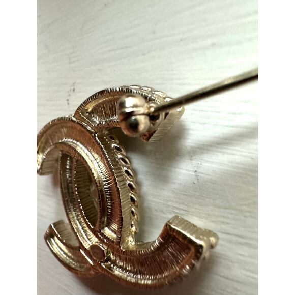 529 Chanel Pearl and Rhinestone Brooch - Picture 3 of 7